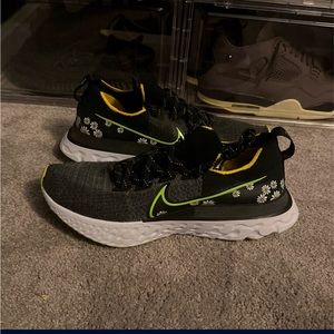 Nike react size 10.5 very light wear